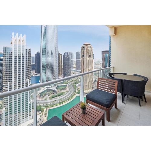 Modern & Spacious 2-Bed Condo with Panoramic Lake Views, Dual Balconies, Steps from Dubai JLT Metro By "La Buena Vida Holiday Homes"