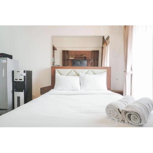 Modern Studio at Green Pramuka City Apartment By Travelio
