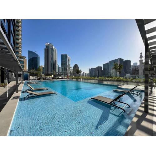 Modern Studio Downtown DT1, Walk to Dubai Mall, Burj View & Metro
