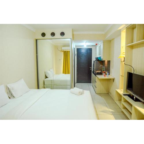Modern Studio Room at Grand Serpong Apartment By Travelio