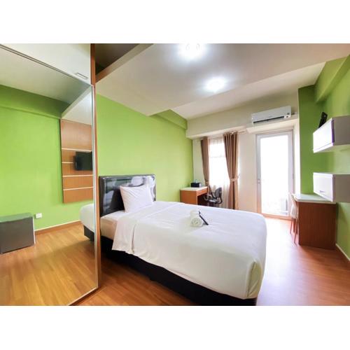 Modern Studio Room at Oxford Jatinangor Apartment By Travelio