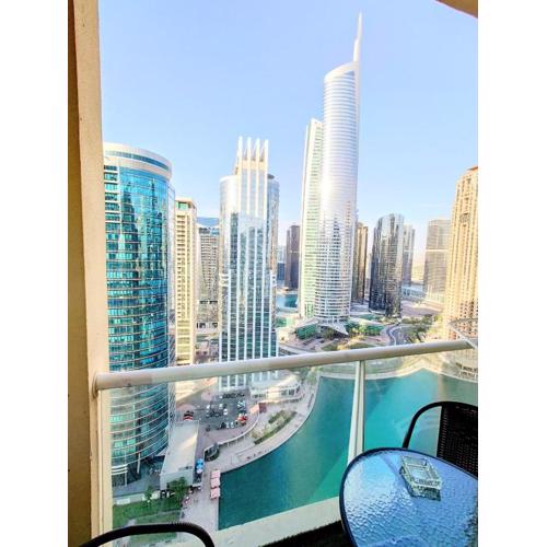 Modern Studio with Balcony - Close to Metro & Marina