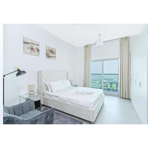 Modern Studio with Pool & Gym Access