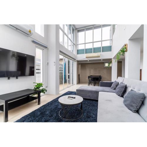 Modern Townhouse City Center 4 Floors 13 Guests