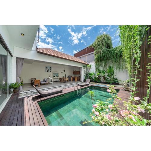 Modern Tropical 2BR Villa in Seminyak Kuta with Pool & Garden