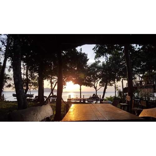 Moonshine Phayam beach resort & restaurant