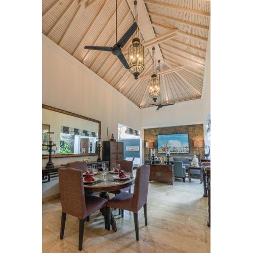 Mosan House - unique art-filled gem in perfect location a short walk from the beach or Seminyak Square including AC office for remote working