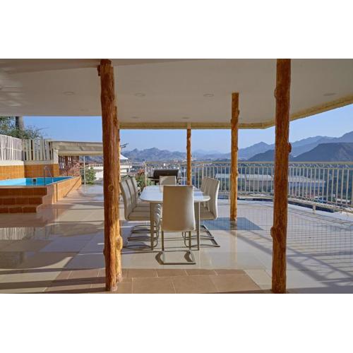 Mountain Zen 2 Bed Ultimate Retreat with BBQ & Pool