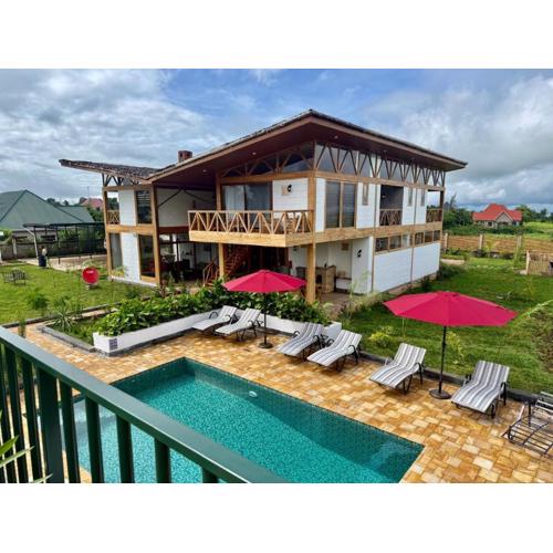 Moyoni Africa Lodge & Tours