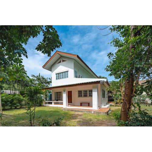 Naiharn Beach Holiday Villa, Rawai Phuket