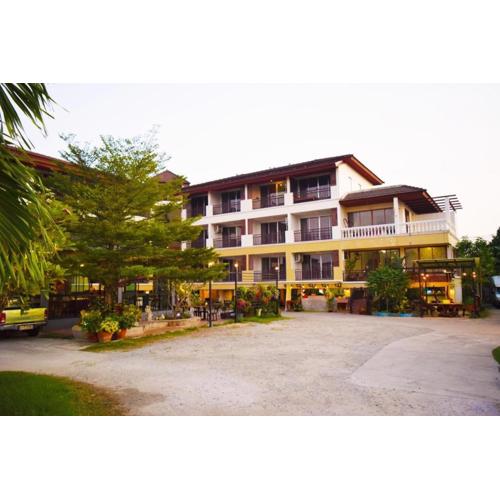 Nantharom Hotel and Restaurant