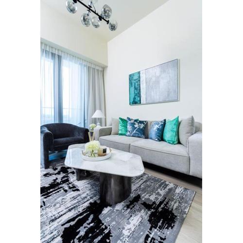 Nasma - Modern 3BR Oasis with Balcony in Azizi Riviera