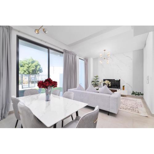 Nasma Luxury Stays - Luxurious Beachside Villa with Private Patio