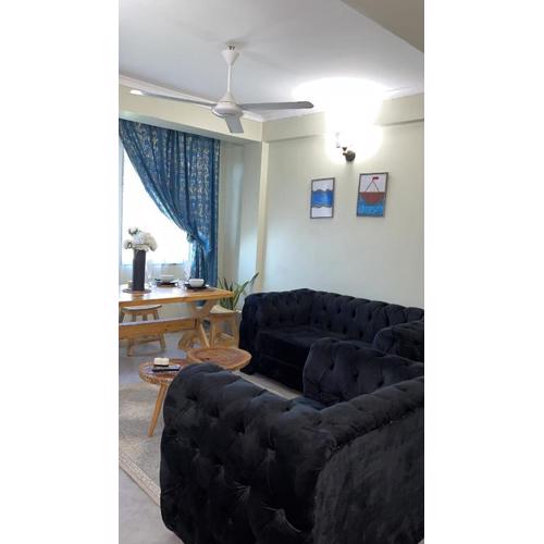 Naye Homes accessible 2 Bedroom apartment with Wi-Fi & parking