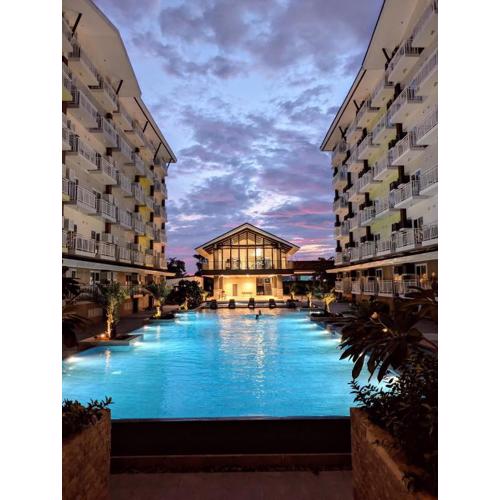Near Airport Luxury on a Budget Gym, Pool, 55 Smart TV, Balcony facing amenities