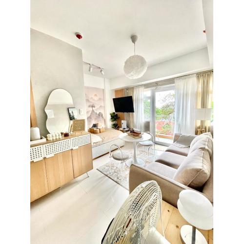 Nephele Suite 2600 Cozy Baguio Staycation Glass Balcony View Condo