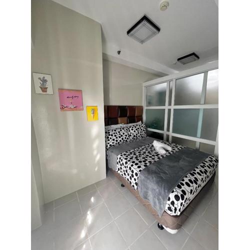 Netflix and Unli WIFI!!! The Elchies Room at Tagaytay Prime Residence