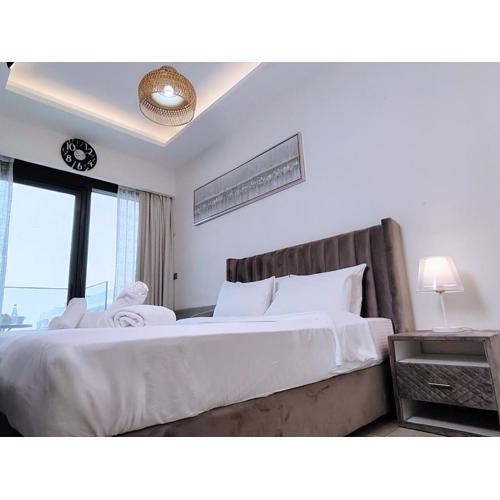 Netflix and Wi-Fi Studio Pool, Gym & City Views