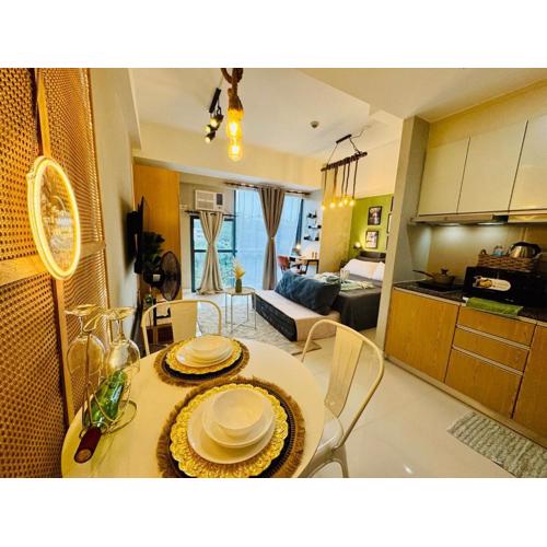 Netflix and WiFi Staycation Viceroy Walk to Venice Grand Canal