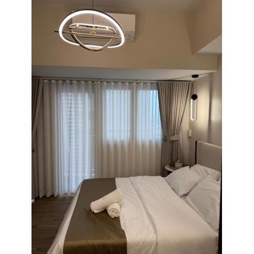 New 1BR Condo Near Venice Canal & BGC with Balcony - 7e