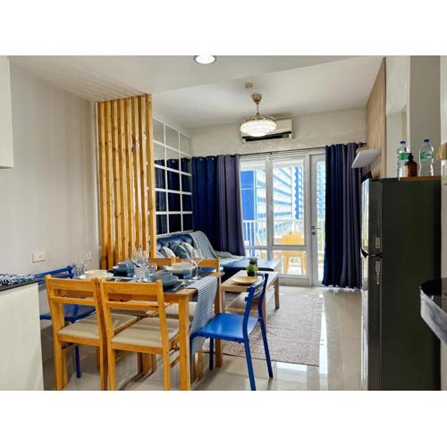 New Cozy 2-bedroom deluxe condo for 5 pax in MOA