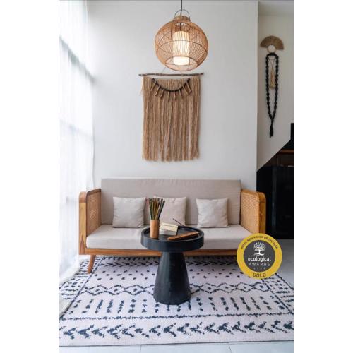 NEW Cozy, Smart, Renovated Flat Western Standard