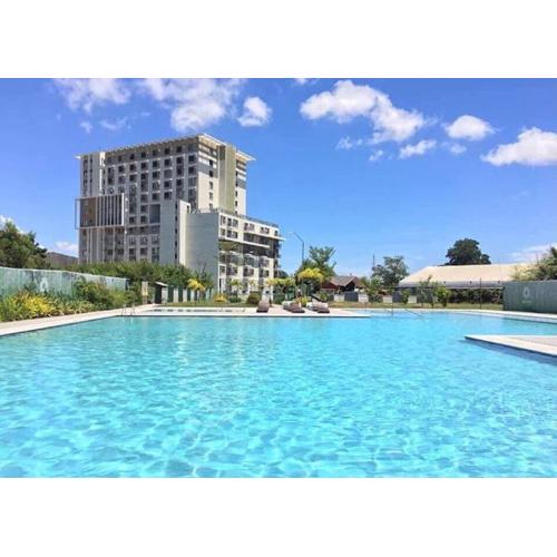 NEW Luxury Suite with pool and Netflix near Airport