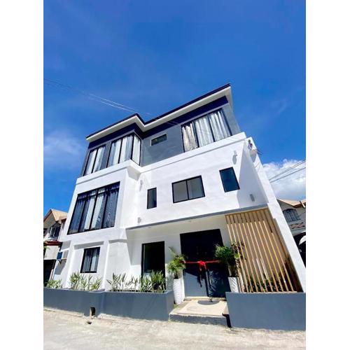 NEW Modern home near Airport, Beach and Fast Wi-Fi