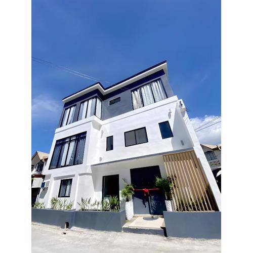 NEW Modern Suite near Airport & Beach