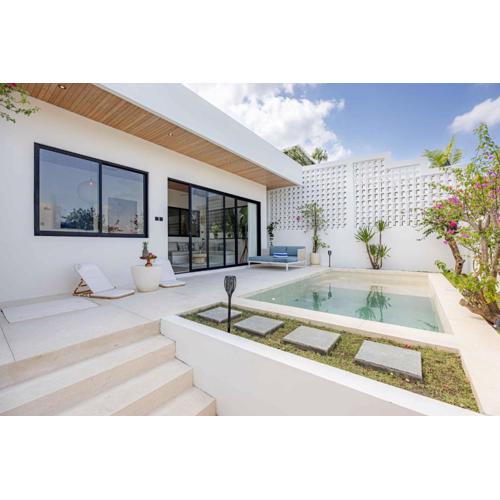 NEW Ocean-Blue Enclosed AC 1BR Villa Next To Berawa With Calming Vibes