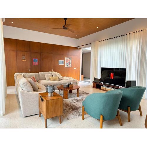 New Spacious 4 bedrooms Family Villa with Skyline View