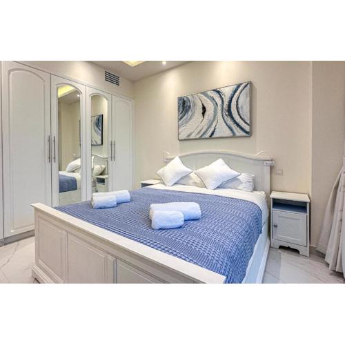 New Stunning Dubai Marina 1BR apartment in the Iconic Waves Tower!