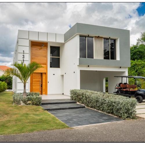 New villa with 4 bedrooms and 5 beds