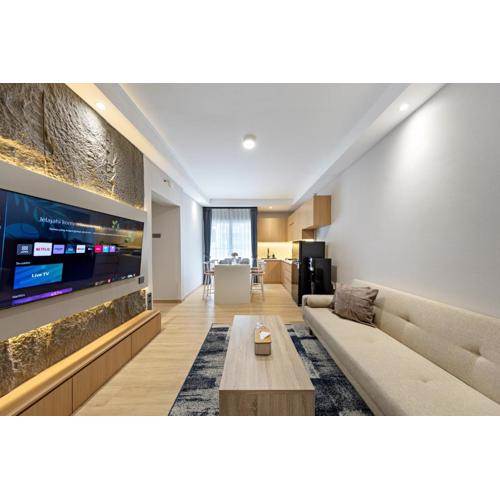 Newly Renovated 2BR Apt and Direct Mall Access