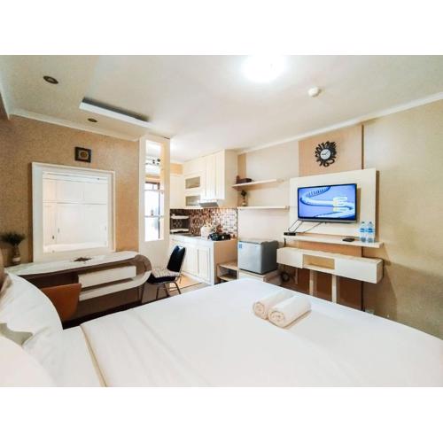 Nice and Comfortable Stay Studio at Gateway Ahmad Yani Cicadas Apartment By Travelio