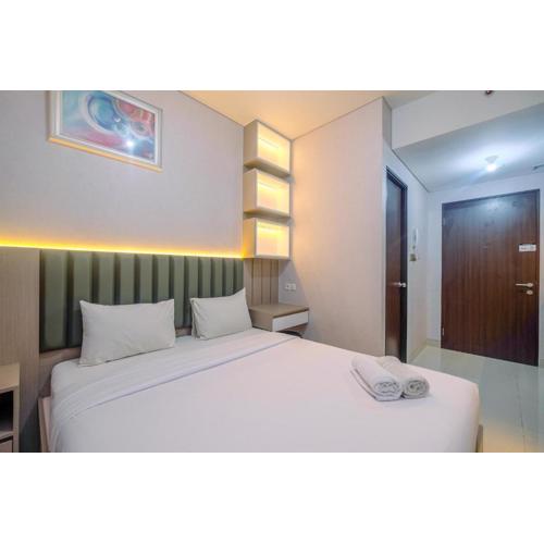 Nice and Comfy Studio Apartment at Transpark Cibubur By Travelio