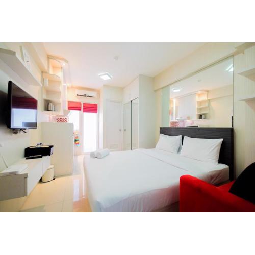 Nice Studio at 12th Floor Green Pramuka City Apartment By Travelio