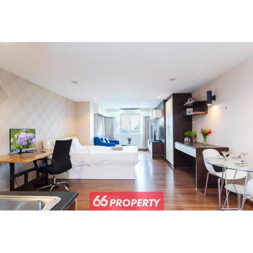 Nimman Desk with Screen Best Location Smart TV