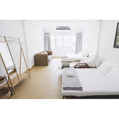Nitichai place, Cozy 3-Storey Sukhumvit Stay