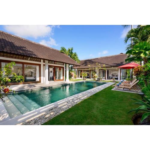 Noa, 3 Bed Luxury Villa, Large Pool in Oberoi Street;