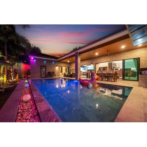 Noi's Villa - tropical oasis with pool and maid