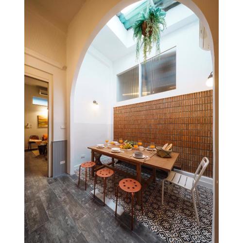 Non Inn Entire Historic 5 Bedroom Riverside Shophouse near ICONSIAM for Families and Groups