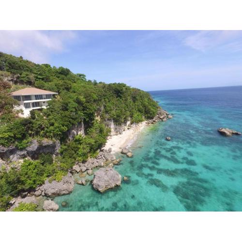 Noor Villa - Luxury 3 Bed, 2 Bath Apartment with Stunning Panoramic Sea View, Private Beach