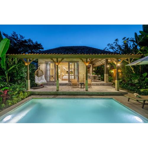 Nyaman Villa 2 - Elegant Villa Hideaway with Poolside Perfection