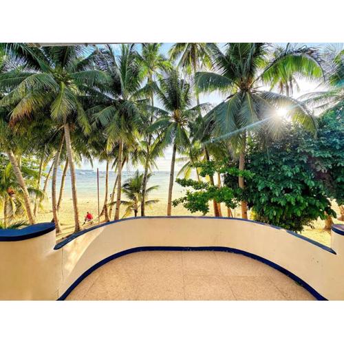 Ocean View Apartment - Absolute Beachfront with Kitchen, Netflix and Fast WiFi