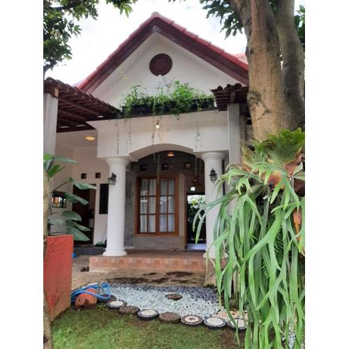 OMAH LUMUT Malang, Best Family Villa 3 Bedrooms Free Pool Kolam Renang