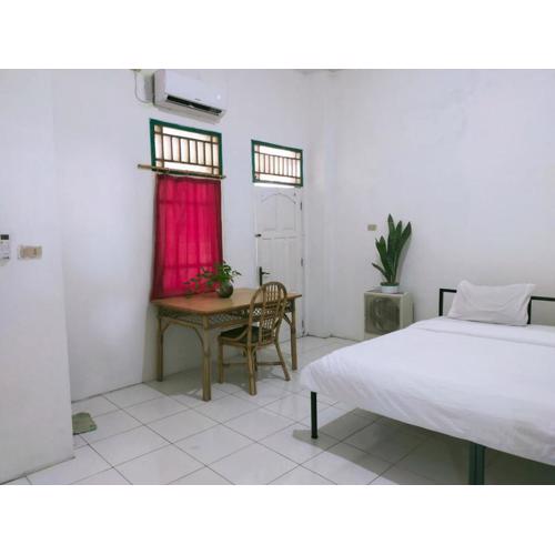 Ombai Guest House 27 Syariah Mitra RedDoorz