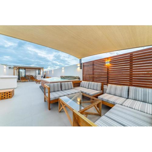 One Bay Residence Unit 15 - Penthouse with private roof top, jacuzzi and sea view