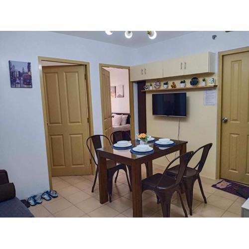 One Spatial Two Bedroom Condominium Unit with Pool and Gym free Netflix and wifi