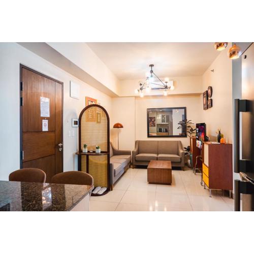 One Uptown 2 Bedroom with 3 Beds Uptown Mall View